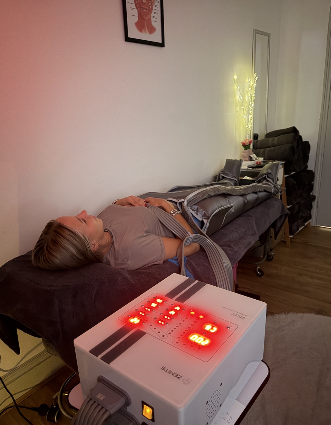 Client receiving compression lymphatic drainage pressotherapy